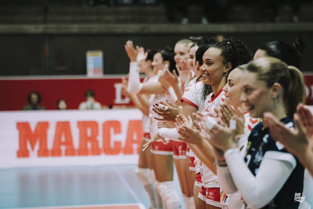 Aplausos de las jugadoras del Avarca de Menorca en el partido ante el Kiele.