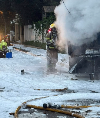 (Fotos y vídeo) Los bomberos logran sofocar el incendio provocado por un camión de limpieza en llamas