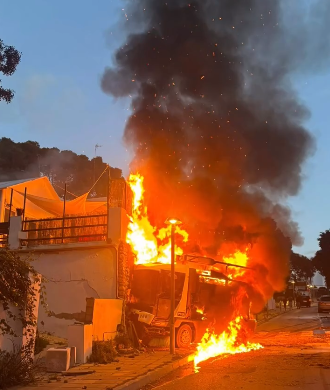 (Fotos y vídeo) Los bomberos logran sofocar el incendio provocado por un camión de limpieza en llamas