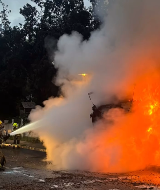 (Fotos y vídeo) Los bomberos logran sofocar el incendio provocado por un camión de limpieza en llamas