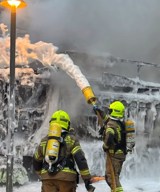 (Fotos y vídeo) Los bomberos logran sofocar el incendio provocado por un camión de limpieza en llamas