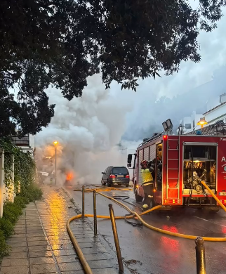 (Fotos y vídeo) Los bomberos logran sofocar el incendio provocado por un camión de limpieza en llamas