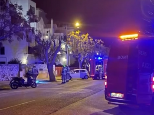 (Fotos y vídeo) Policía y bomberos sofocan el incendio de una bombona de butano en Ciutadella