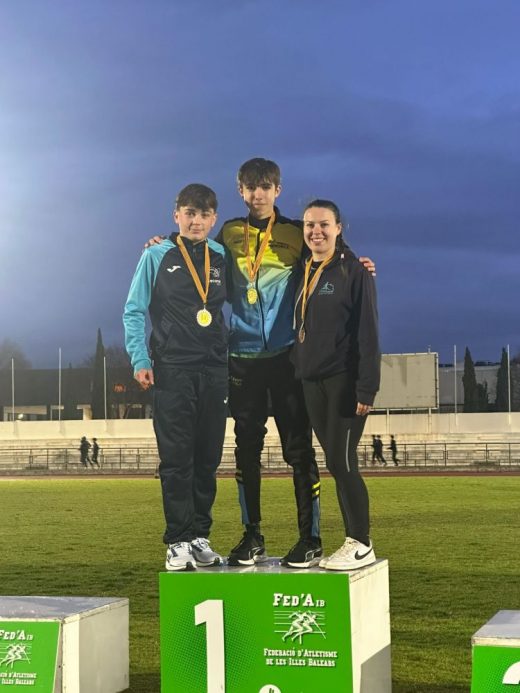 Toni Scanlon (plata), Izan Sánchez (oro) e Inés Moya (bronce)