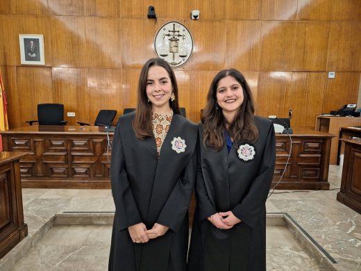 Joana Maria Coll, a la derecha, junto a su compañera.