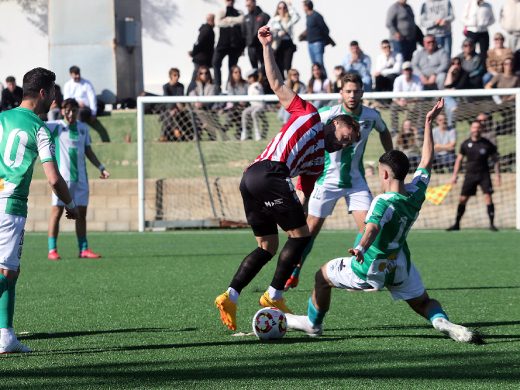 (Fotos)El derbi menorquín se tiñe de rojiblanco