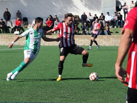 (Fotos)El derbi menorquín se tiñe de rojiblanco