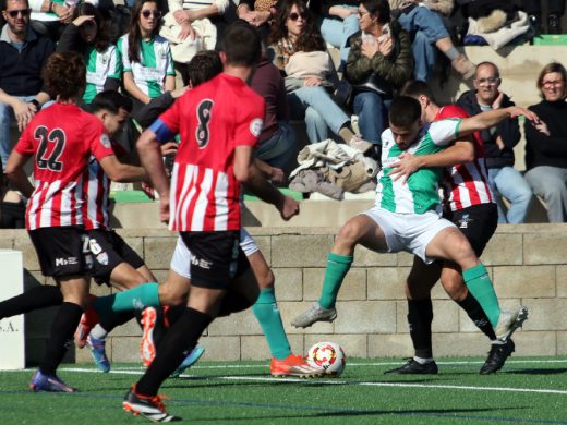 (Fotos)El derbi menorquín se tiñe de rojiblanco