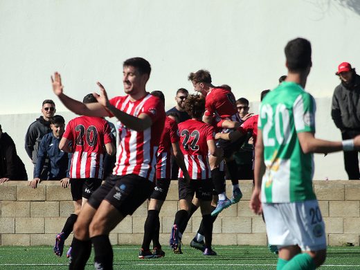 (Fotos)El derbi menorquín se tiñe de rojiblanco