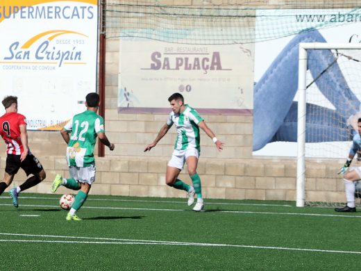 (Fotos)El derbi menorquín se tiñe de rojiblanco