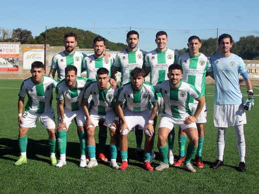 (Fotos)El derbi menorquín se tiñe de rojiblanco