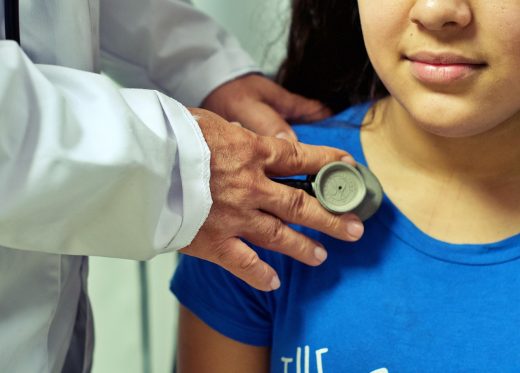 Niña en una visita al pediatra.