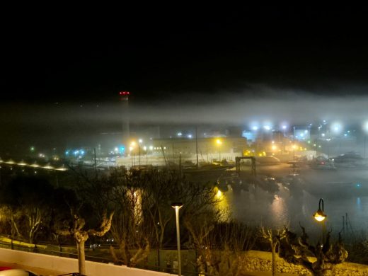 (Fotos) La niebla se apodera del puerto de Maó durante las primeras horas del día