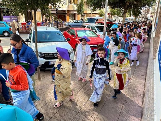 (Fotos) Los más pequeños celebran un colorido ‘Dijous Llarder’ con guiños a distintas culturas