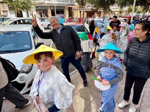 (Fotos) Los más pequeños celebran un colorido ‘Dijous Llarder’ con guiños a distintas culturas