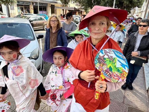 (Fotos) Los más pequeños celebran un colorido ‘Dijous Llarder’ con guiños a distintas culturas