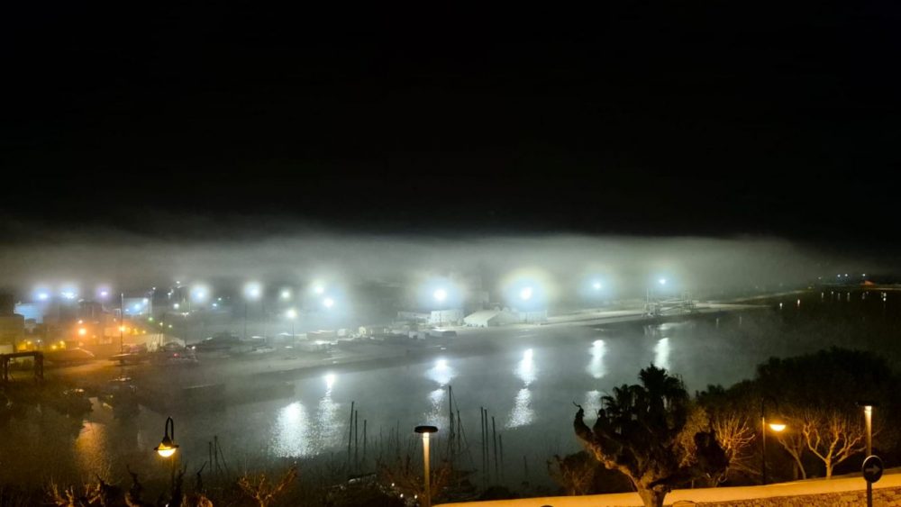 La bruma tiñe de misterio el puerto de Maó.