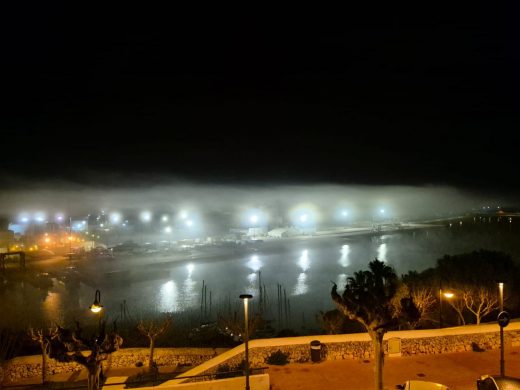 (Fotos) La niebla se apodera del puerto de Maó durante las primeras horas del día