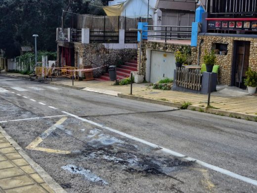 (Fotos) Cerrada al tráfico la zona afectada por el incendio en Cala Galdana