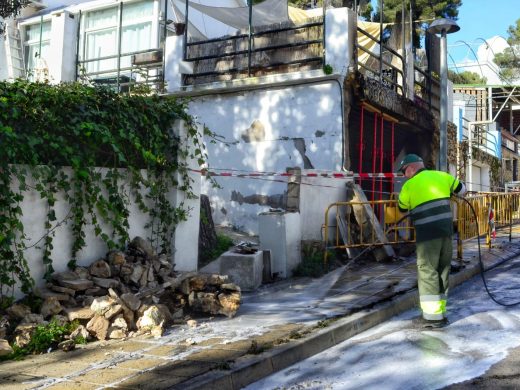 (Fotos) Cerrada al tráfico la zona afectada por el incendio en Cala Galdana