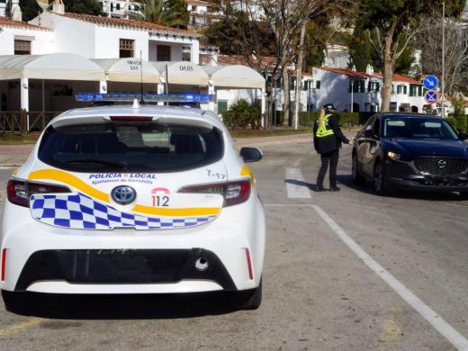 (Fotos) Cerrada al tráfico la zona afectada por el incendio en Cala Galdana