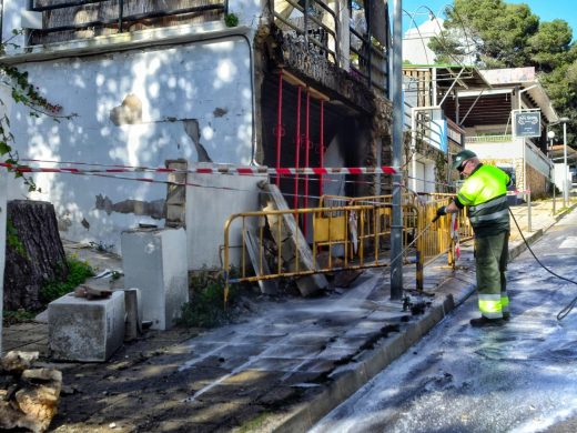 (Fotos) Cerrada al tráfico la zona afectada por el incendio en Cala Galdana