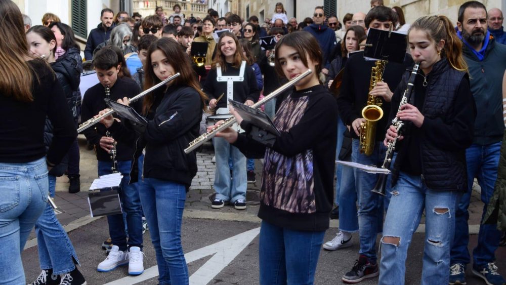 La banda juvenil de música de Alaior ha amenizado la fiesta (Fotos: Sergio Moreno)