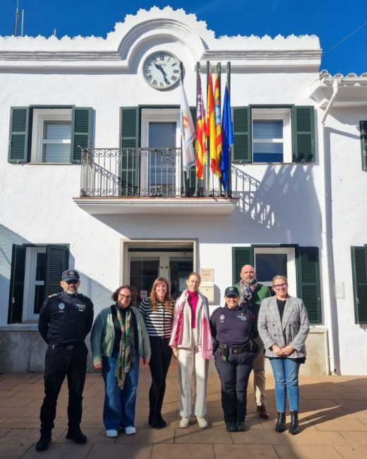 La nueva policía ha sido recibida hoy en el Ajuntament de Sant Lluís.