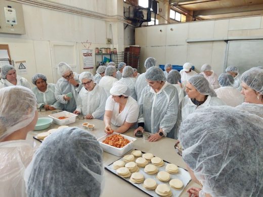 (Fotos) Made in Menorca: 60 personas participan en un taller sobre la tradicional formatjada