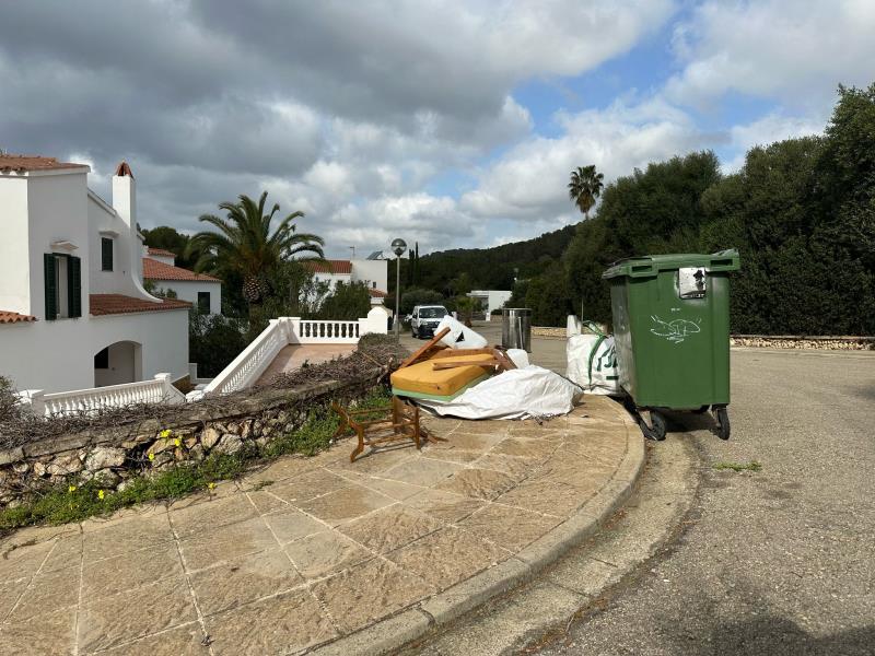 Enseres abandonados en una calle de Es Migjorn Gran (Foto: Ajuntament)