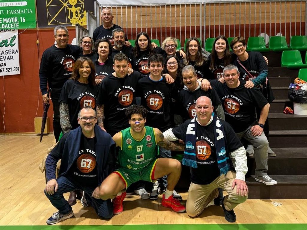 Álex Tamayo junto a la afición menorquina al finalizar el partido