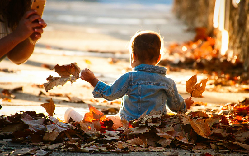 Jugando con hojas de otoño.