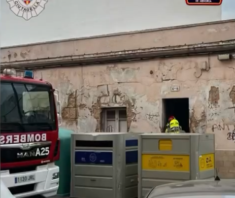 (Fotos) Los bomberos sofocan un incendio en una vivienda ocupada en Ciutadella