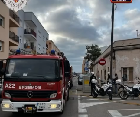 (Fotos) Los bomberos sofocan un incendio en una vivienda ocupada en Ciutadella