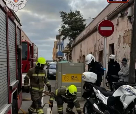 (Fotos) Los bomberos sofocan un incendio en una vivienda ocupada en Ciutadella