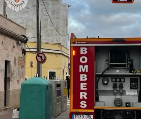 (Fotos) Los bomberos sofocan un incendio en una vivienda ocupada en Ciutadella