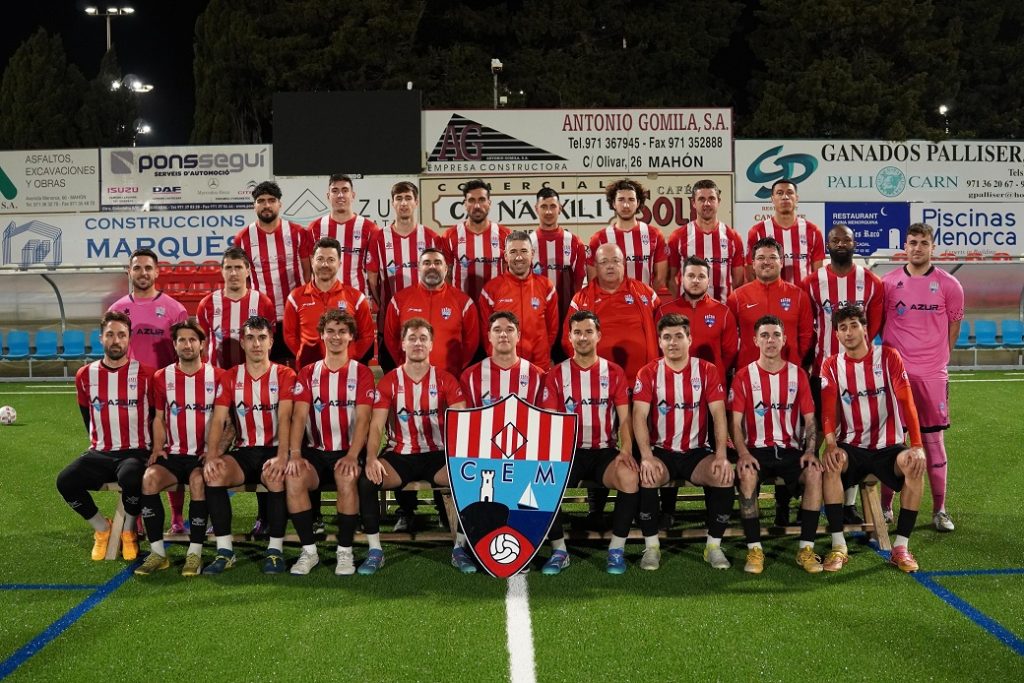 Plantilla y cuerpo técnico, posando en Sant Martí.