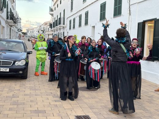 (Fotos) El carnaval lleva la fiesta a Es Mercadal y Fornells