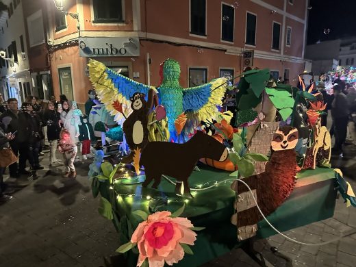 (Fotos) El carnaval lleva la fiesta a Es Mercadal y Fornells