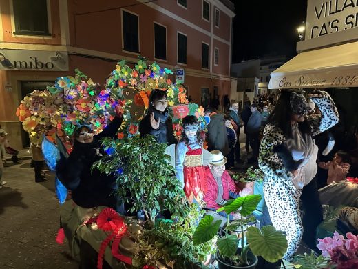 (Fotos) El carnaval lleva la fiesta a Es Mercadal y Fornells