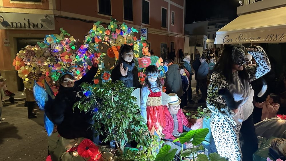 Momento del desfile por las calles de Es Mercadal.