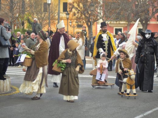 (Fotos) Ciutadella revive la Edad Media con una multitudinaria rúa