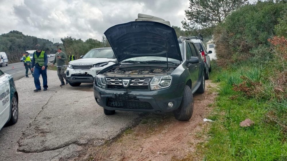 Alcance múltiple entre tres vehículos en la carretera general.