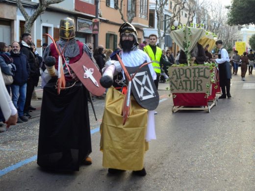 (Fotos) Ciutadella revive la Edad Media con una multitudinaria rúa