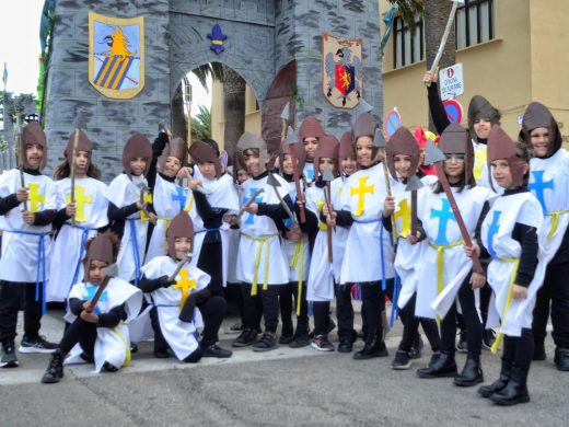 (Fotos) Ciutadella revive la Edad Media con una multitudinaria rúa