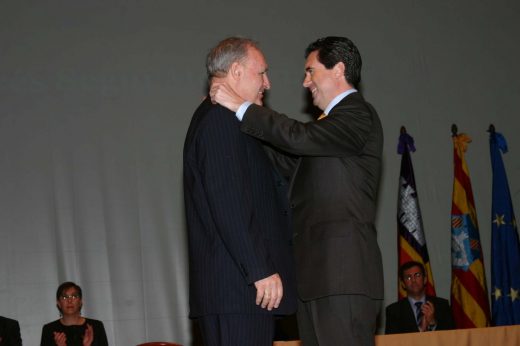 Jaume Matas entregando el Premio Ramon Llull a Andrés Seguí.