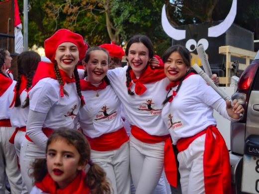 (Fotos) Maó toma las calles para reivindicar sus ganas de divertirse