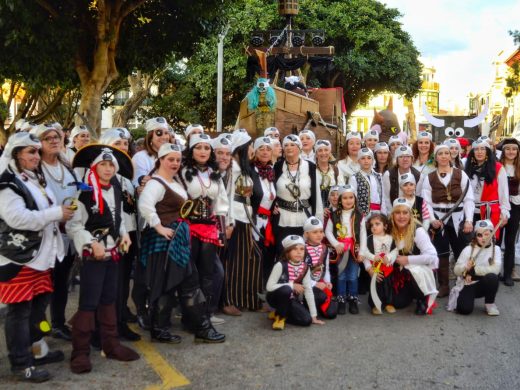 (Fotos) Maó toma las calles para reivindicar sus ganas de divertirse