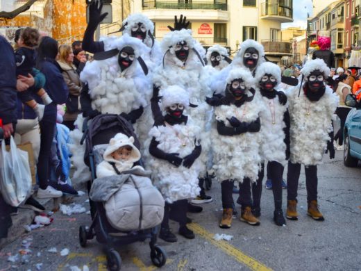 (Fotos) Maó toma las calles para reivindicar sus ganas de divertirse