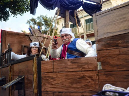 (Fotos) Maó toma las calles para reivindicar sus ganas de divertirse